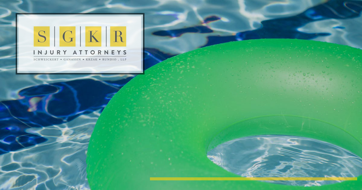 Do backyard pools need to be enclosed in Illinois?